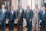 Presidente Abinader recibe visita del senador de Virginia, Tim Kaime