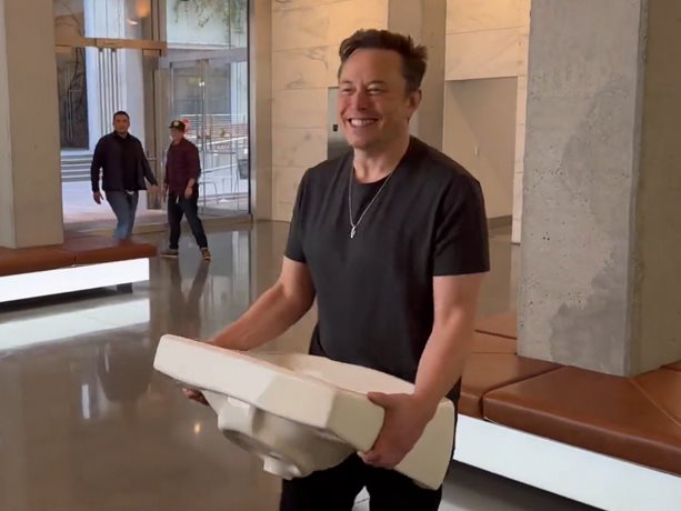 Elon Musk entra en la sede de Twitter con un lavamanos
