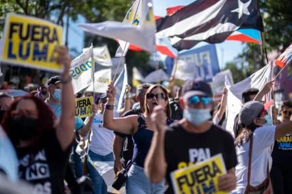 Policía de Puerto Rico detiene a grupo que protestó contra compañía eléctrica