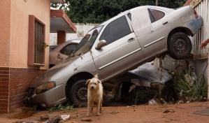 Más de 100 vehículos dañados por inundaciones en zonas cercanas a Caracas