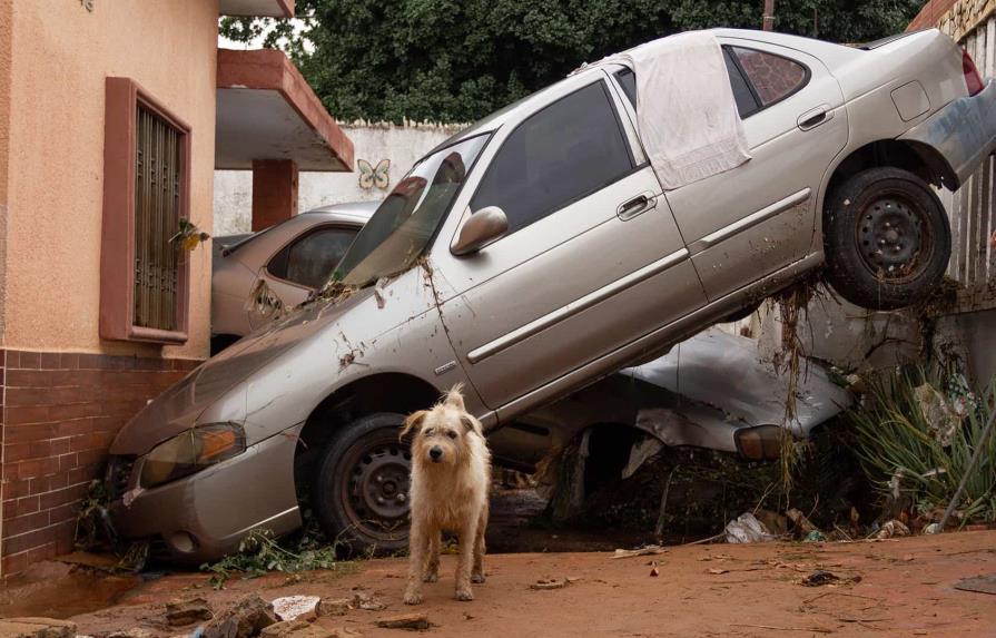 Más de 100 vehículos dañados por inundaciones en zonas cercanas a Caracas