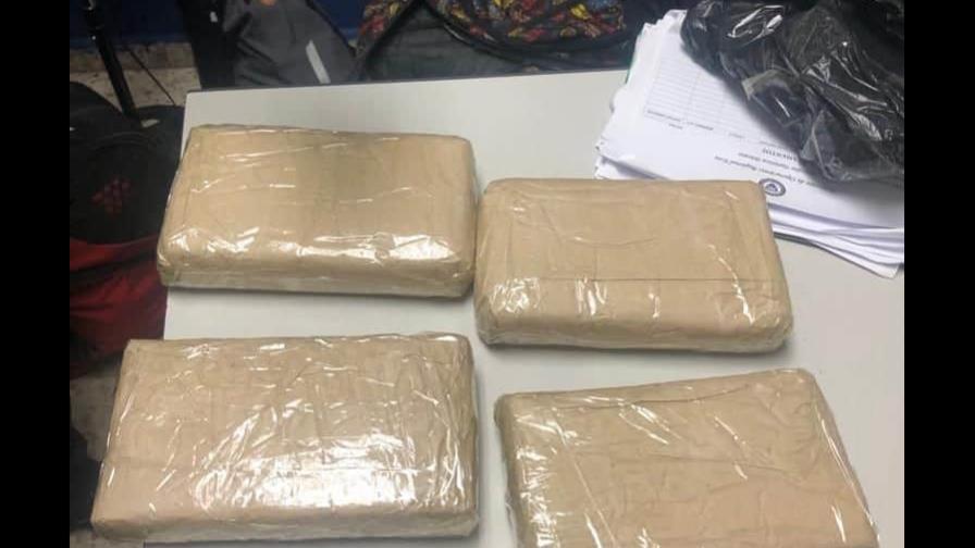 Politur detiene a cinco personas con cocaína en la playa de Cabeza de Toro
