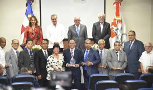 Presidente Luis Abinader inaugura Feria del Libro de Historia Dominicana