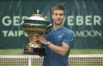 Coric elimina a Tsitsipas en la segunda ronda