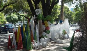 Los charamicos de la avenida Churchill les dan la bienvenida a la época navideña