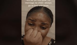 Una mujer llora desconsolada porque cumplirá 30 años y no tiene pareja ni hijos