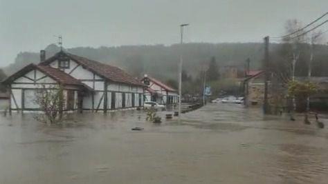 Lluvias inundan 52 comercios y un hospital en región del norte de Venezuela