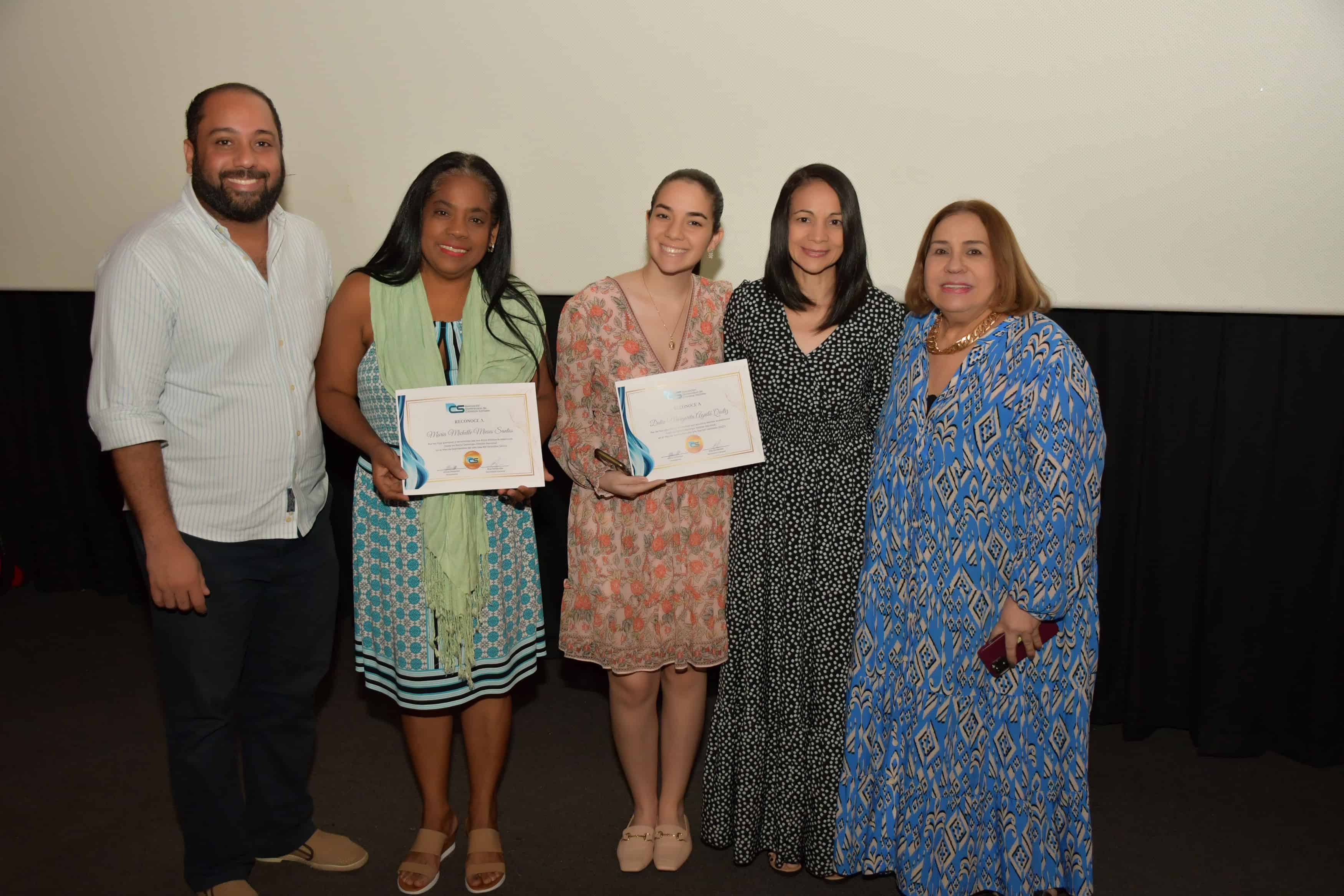 Momento de reconocimiento a Dalia Aguilo´ Quéliz y Michelle Mieses Santos, profesionales meritorias. 