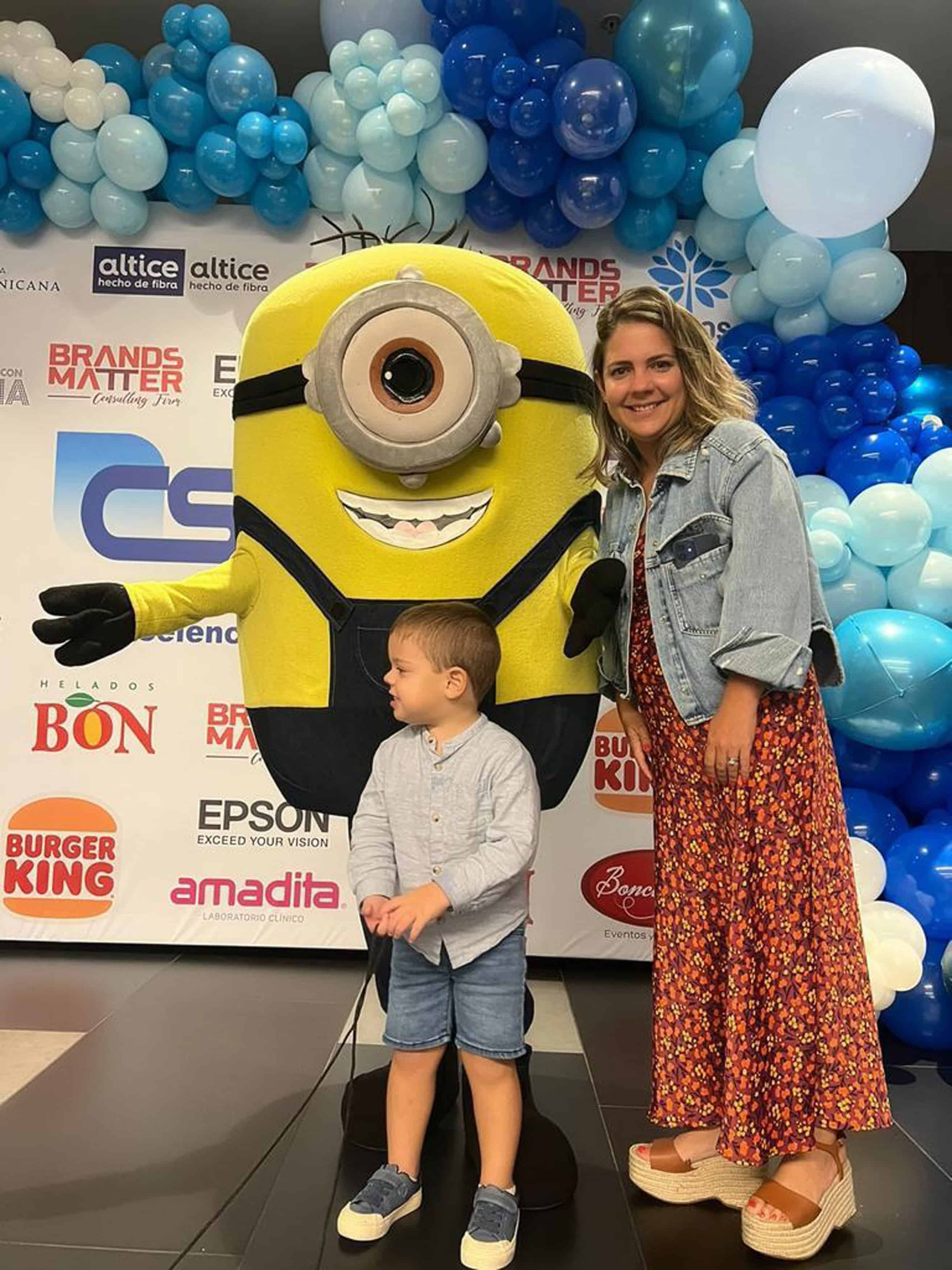 Mattias Terrero y Massiel Di´az disfrutan del personaje Minions en la premiacio´n.