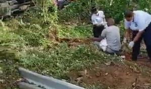 Dos personas resultaron heridas al volcarse camión en carretera de Miches