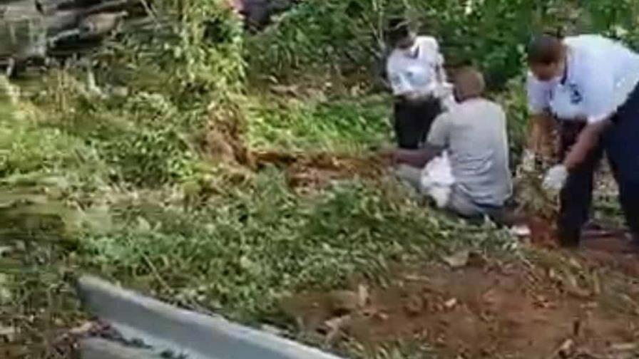Dos personas resultaron heridas al volcarse camión en carretera de Miches Dos personas resultaron heridas al volcarse camión en carretera de Miches