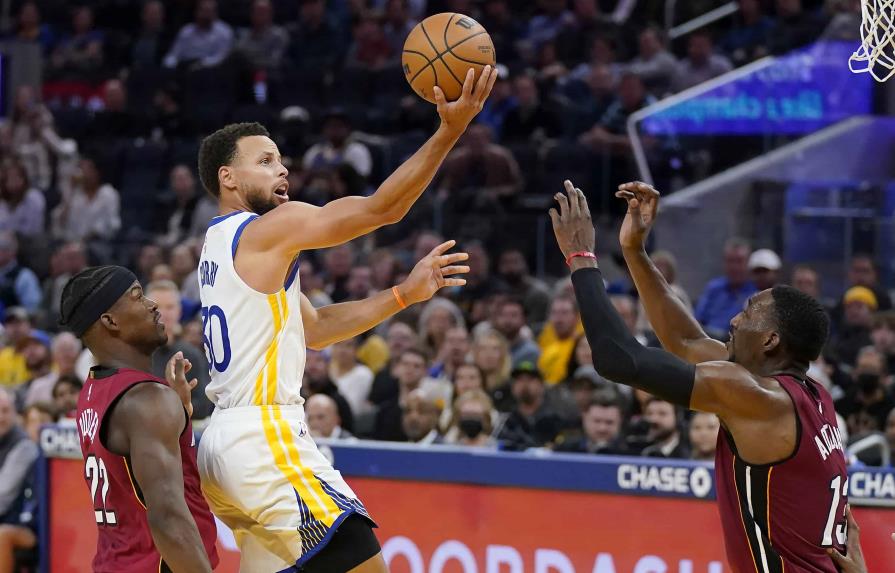 VIDEO | Curry aporta 33 puntos; Warriors doblegan a Heat
