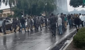 Video | A bombazos, Policía Nacional reprime marcha de maestros hacia el Minerd
