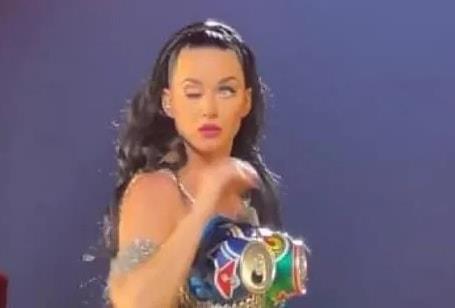 Katy Perry explica con humor lo que le sucedió con el ojo derecho
