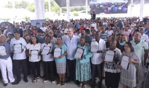 Entregan títulos de propiedad a 1,060 residentes en terrenos que eran del CEA en Barahona