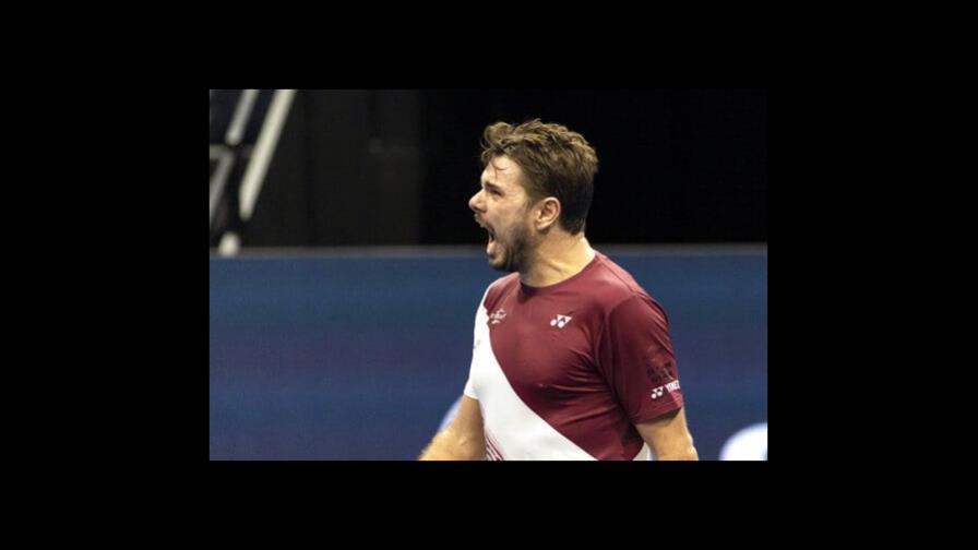 Wawrinka avanza y emociona al público en Basilea