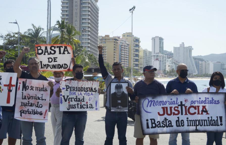 Protestan con bloqueos en sur de México por impunidad en muerte de periodista
