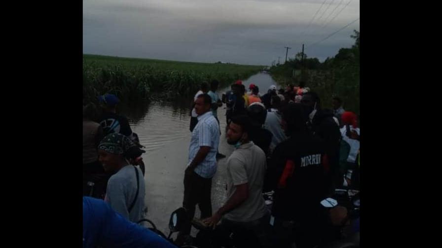 Al menos nueve localidades incomunicadas por crecida de río en San Pedro de Macorís Al menos nueve localidades incomunicadas por crecida de río en San Pedro de Macorís