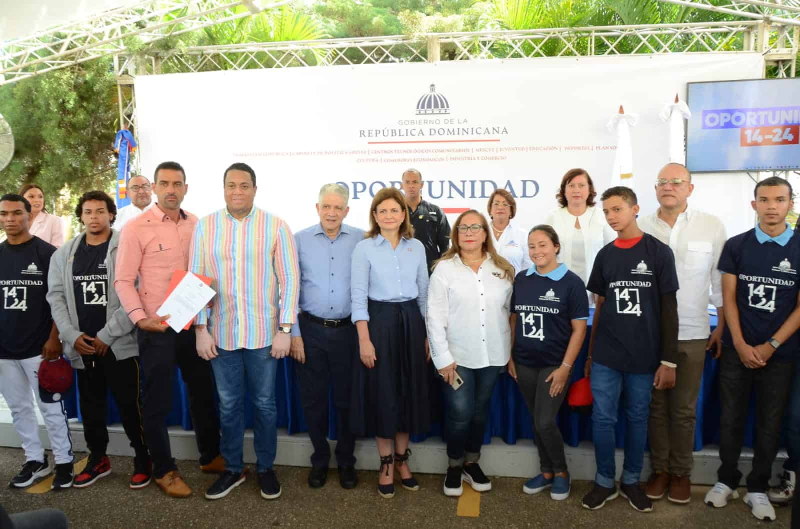 La funcionaria encabeza varias actividades en Santiago.