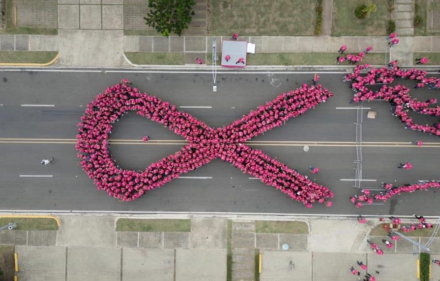 En Santiago forman lazo humano inspirado en la prevención del cáncer de mama