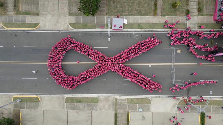 En Santiago forman lazo humano inspirado en la prevención del cáncer de mama
