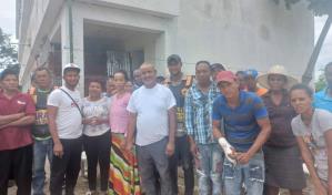 Decenas de familias contin&uacute;an viviendo hacinados en escuela de Los Alcarrizos