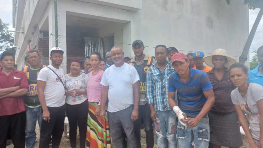 Decenas de familias continúan viviendo hacinados en escuela de Los Alcarrizos Decenas de familias continúan viviendo hacinados en escuela de Los Alcarrizos