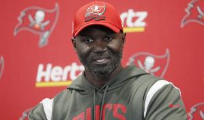 Coach de Bucs dice que a Brady le pesan problemas personales en el juego