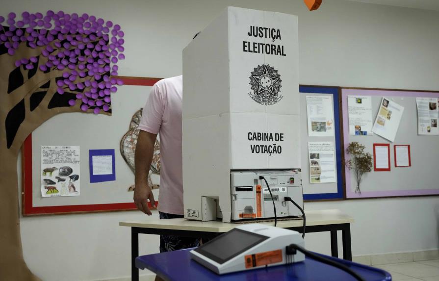 Los brasileños deciden en elecciones entre Bolsonaro y Lula