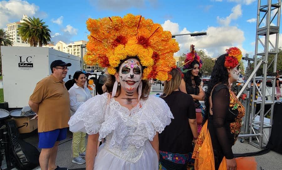 Miami se llena de esqueletos, catrinas y mariachis por el Día de Muertos