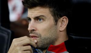 Soy campeón y vosotros no sois nadie, espeta Piqué a personas que coreaban el nombre de Shakira