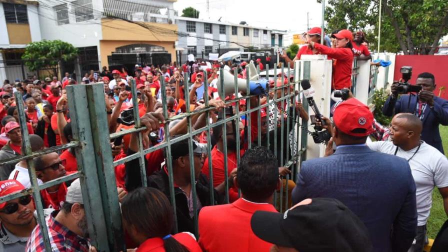 PRSC no logra reunir el quorum para iniciar asamblea; Eddy Alcántara retira a sus delegados