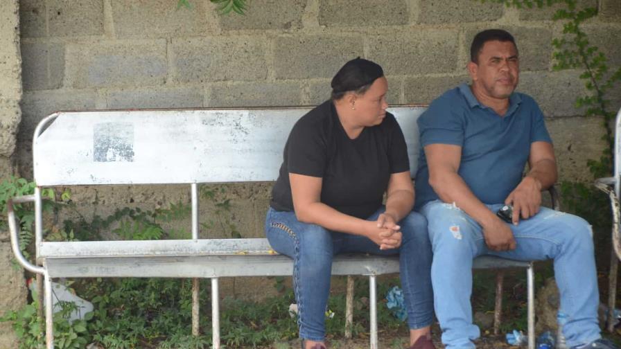 Hermano de hombre ultimado en atraco en banco pide al director de la Policía ponerse los pantalones 