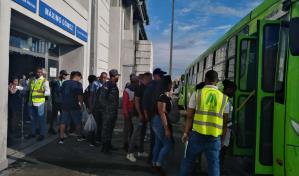 Usuarios del Metro de Santo Domingo en Villa Mella son transportados por autobuses de OMSA