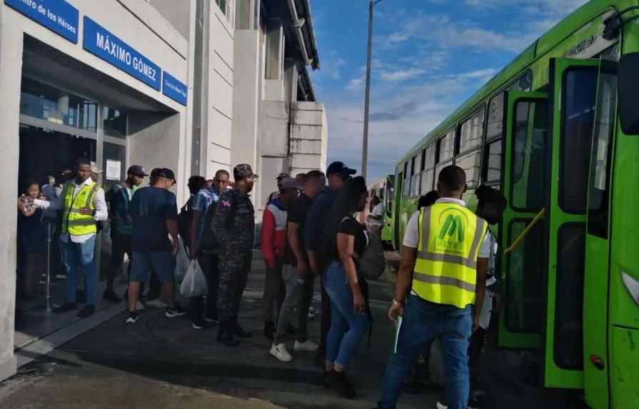 Usuarios del Metro de Santo Domingo en Villa Mella son transportados por autobuses de OMSA