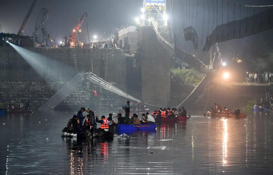 Suben a 137 muertos por el derrumbe de un puente colgante en India