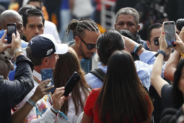 Lewis Hamilton asegura que lo que dijo Alonso sobre sus títulos le hace reír