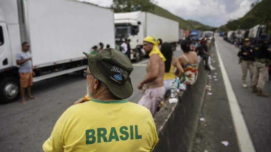 Camioneros que protestan por la victoria Lula mantienen 263 carreteras bloqueadas en Brasil