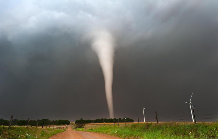 Se reportan por lo menos 5 tornados en sur de EEUU