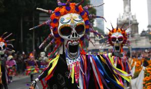 M&aacute;s de un mill&oacute;n de personas celebran D&iacute;a de Muertos en M&eacute;xico