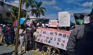 Familia Rosario se manifiesta a favor y en contra del abogado Portorreal