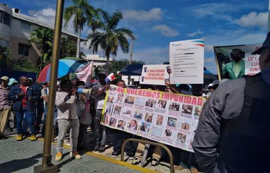 Familia Rosario se manifiesta a favor y en contra del abogado Portorreal