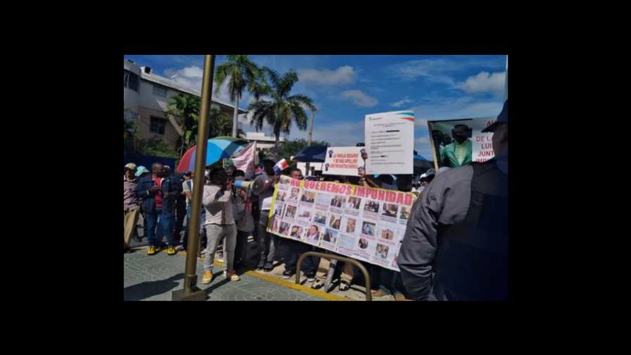 Familia Rosario se manifiesta a favor y en contra del abogado Portorreal