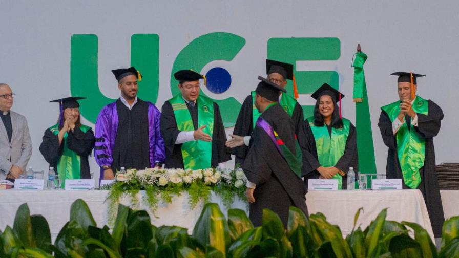 UCE gradúa 468 nuevos profesionales en investidura de grado