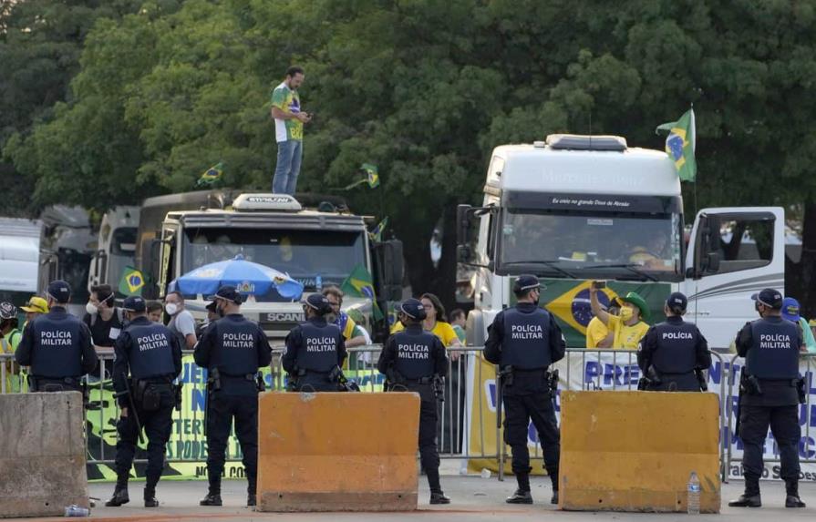 Camioneros bloquean varias carreteras en Brasil en protesta por elecciones