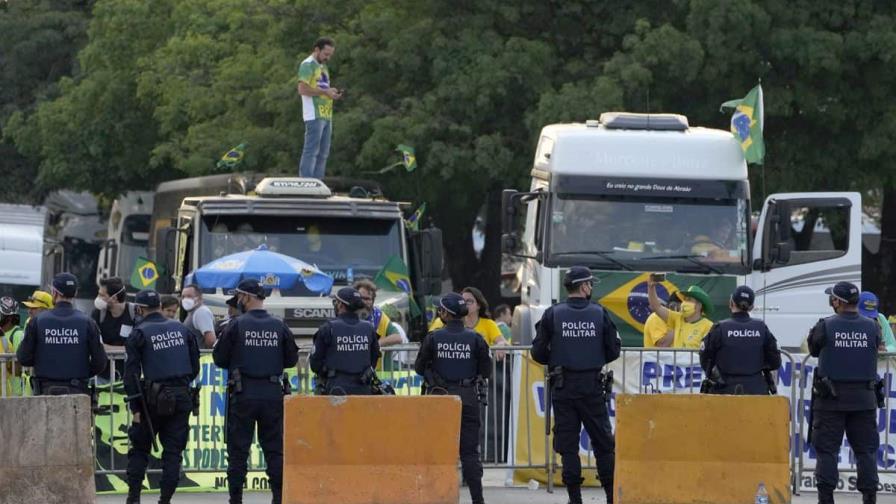 Camioneros bloquean varias carreteras en Brasil en protesta por elecciones