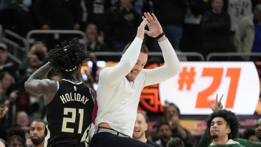 VIDEO | Holiday brilla en triunfo de Bucks sobre Pistons