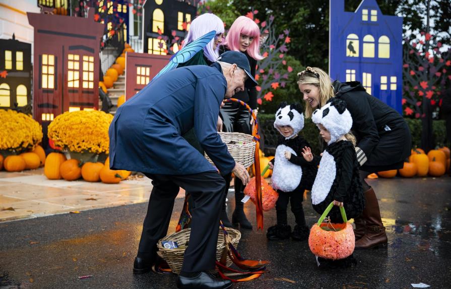 Biden y su esposa reciben a decenas de niños en la Casa Blanca en Halloween