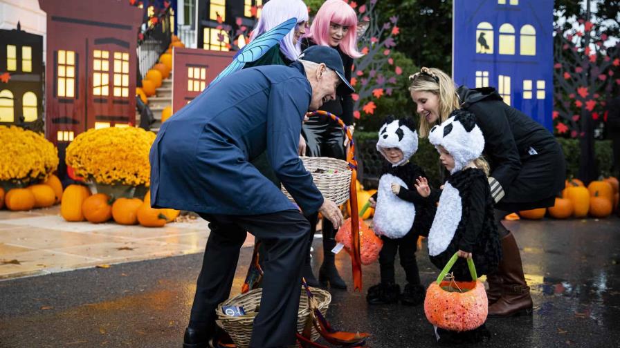 Biden y su esposa reciben a decenas de niños en la Casa Blanca en Halloween