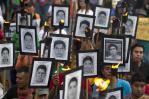 Padres de desaparecidos de Ayotzinapa en 2014 se plantan frente a sede militar en México Padres de desaparecidos de Ayotzinapa en 2014 se plantan frente a sede militar en México